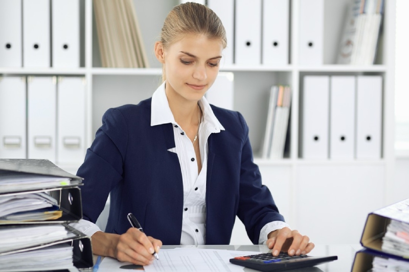 kobieta w biurze księgowym